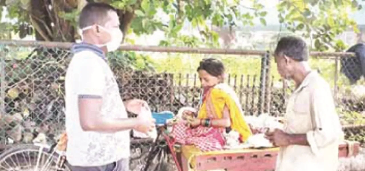  ସେତେବେଳେ ଦାନ ମାଝୀ, ଏବେ କବୀର ଭୋଇ : ପତ୍ନୀଙ୍କୁ ଚିକିତ୍ସା ପାଇଁ ଟ୍ରଲିରେ ୭୫ କିଲୋମିଟର ବାଟ ଆଣିଲେ, ମୃତଦେହ ଧରି ଗାଁ’କୁ ଫେରିଲେ