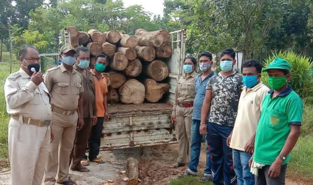  ମୋବାଇଲ୍ ସ୍କ୍ଵାଡ୍ ଦ୍ୱାରା ଚୋରା କାଠ ବୋଝେଇ ବୋଲେରୋ ପିକ୍ ଅପ୍ ଜବତ, ଗାଡ଼ି ଛାଡ଼ି ବେପାରୀ ଫେରାର୍