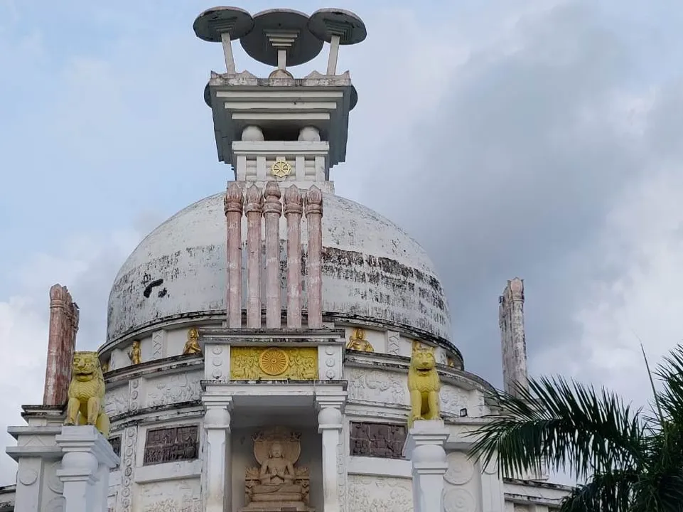  ଶାନ୍ତିସ୍ତୁପରେ ଫାଟ: ବିଭିନ୍ନ ଅଂଶରୁ ଖସିଗଲାଣି ପଲସ୍ତରା, ସ୍ଥିତି ଅନୁଧ୍ୟାନ କଲେ ସାଂସଦ
