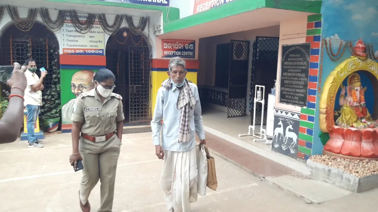  ଢେଙ୍କାନାଳ ଜିଲ୍ଲାପାଳଙ୍କ କାର୍ଯ୍ୟାଳୟ ବାରଣ୍ଡାରେ ବାପା ଓ ଝିଅଙ୍କ ଆତ୍ମାହୁତି ଉଦ୍ୟମ