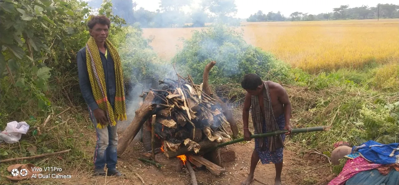  ମା’ଙ୍କ ଜୁଇ ଲିଭି ନଥିବା ‌ବେଳେ ତିନି ଶିଶୁଙ୍କୁ ଚାଇଲଡଲାଇନ ହାତକୁ ଟେକି ଦେଲେ ବାପା