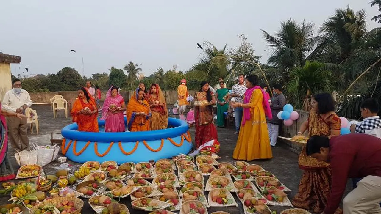  ଛାତ ଉପରେ ଛଟ୍‌ ପୂଜା। (ଫଟୋ: ବିଭୂତି, ଭୁବନେଶ୍ୱର)
