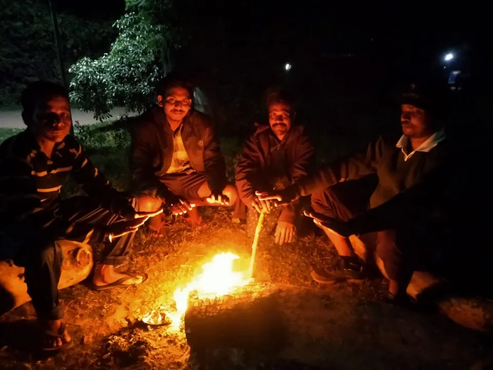  ଓଃ କି ଶୀତ! ଅନୁଗୁଳ ବ୍ଲକ ରନ୍ତଲେଇ ଗ୍ରାମରେ ନିଆଁ ଚାରିପାର୍ଶ୍ୱରେ ଲୋକେ। (ଫୋଟୋ: ପ୍ରଭାତ)