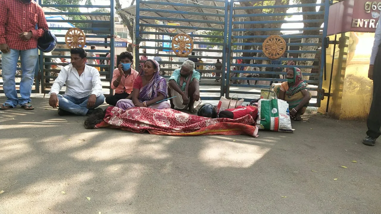  ଚିକିତ୍ସା ଅବହେଳାରୁ କଲେଜ ଛାତ୍ରୀଙ୍କ ମୃତ୍ୟୁ ଅଭିଯୋଗ; ମେଡିକାଲ କର୍ମଚାରୀଙ୍କ ବିରୋଧରେ ଦୃଢ କାର୍ଯ୍ୟାନୁଷ୍ଠାନ ଦାବିରେ ଧାରଣା