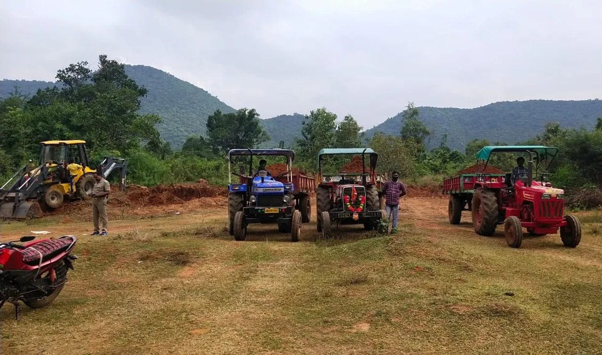  ବେଆଇନ୍ ମୋରମ୍ ଚାଲାଣ ବେଳେ ପୋକଲିନ୍ ମେସିନ୍ ଓ ୩ଟି ଟ୍ରାକ୍ଟର ଜବତ 