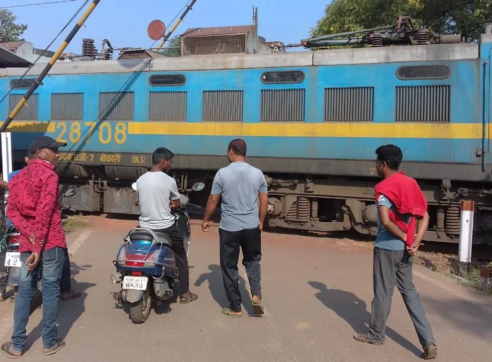  ଗେଟ୍‌ ଖୋଲାଥିଲା, ମାଡ଼ିଆସିଲା ଟ୍ରେନ୍‌: ବନ୍ଧମୁଣ୍ଡାରେ ଅଳ୍ପକେ ଟଳିଗଲା ଅଘଟଣ