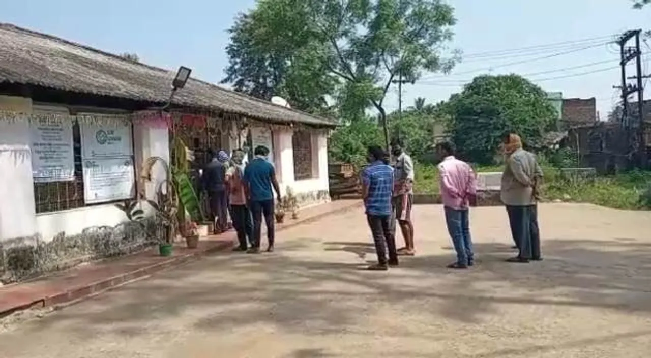 ଓଟିଭି-ସାରୁଅ ଜମି ବିବାଦ: ଠିକା କର୍ମଚାରୀଙ୍କୁ ମାଡ଼ ଅଭିଯୋଗରେ ୨ ଓଟିଭି କର୍ମଚାରୀ ଗିରଫ