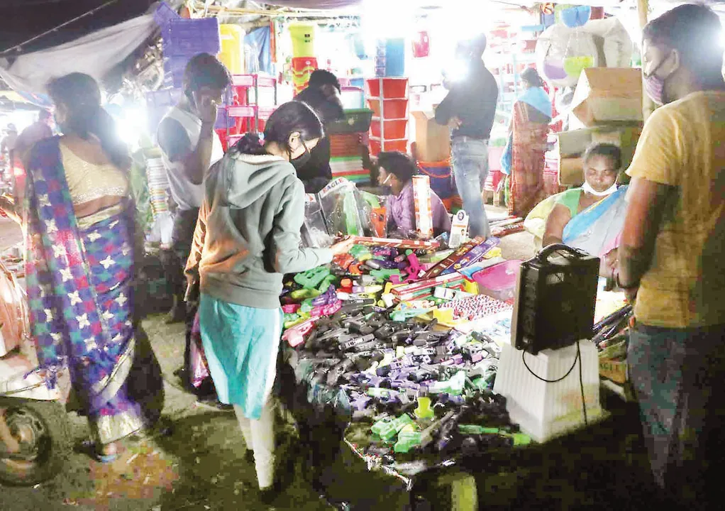  କଟକଣାକୁ ଫୁ’ : ଥାନା କଡ଼ରେ ବେଧଡ଼କ ବାଣ ବିକ୍ରି