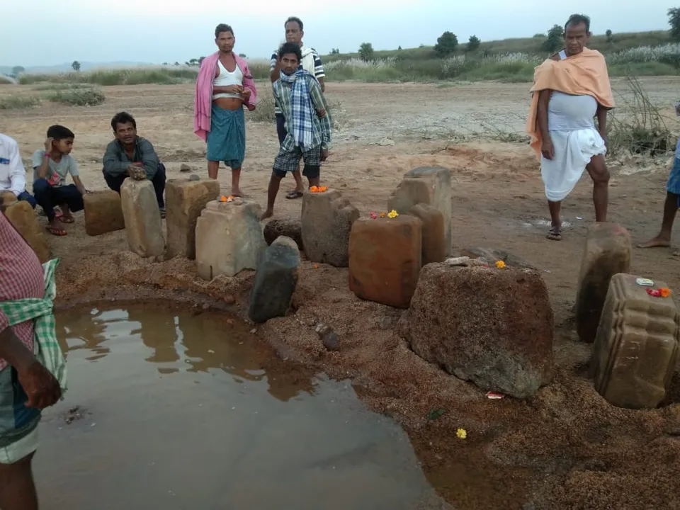  ସୁକତେଲ୍ ନଦୀ ଶଯ୍ୟାରେ ପୁରାତନ ମନ୍ଦିର ଅବଶେଷ; କାରୁକାର୍ଯ୍ୟପୂର୍ଣ୍ଣ ଶିଳାଖଣ୍ଡ ଉଦ୍ଧାର