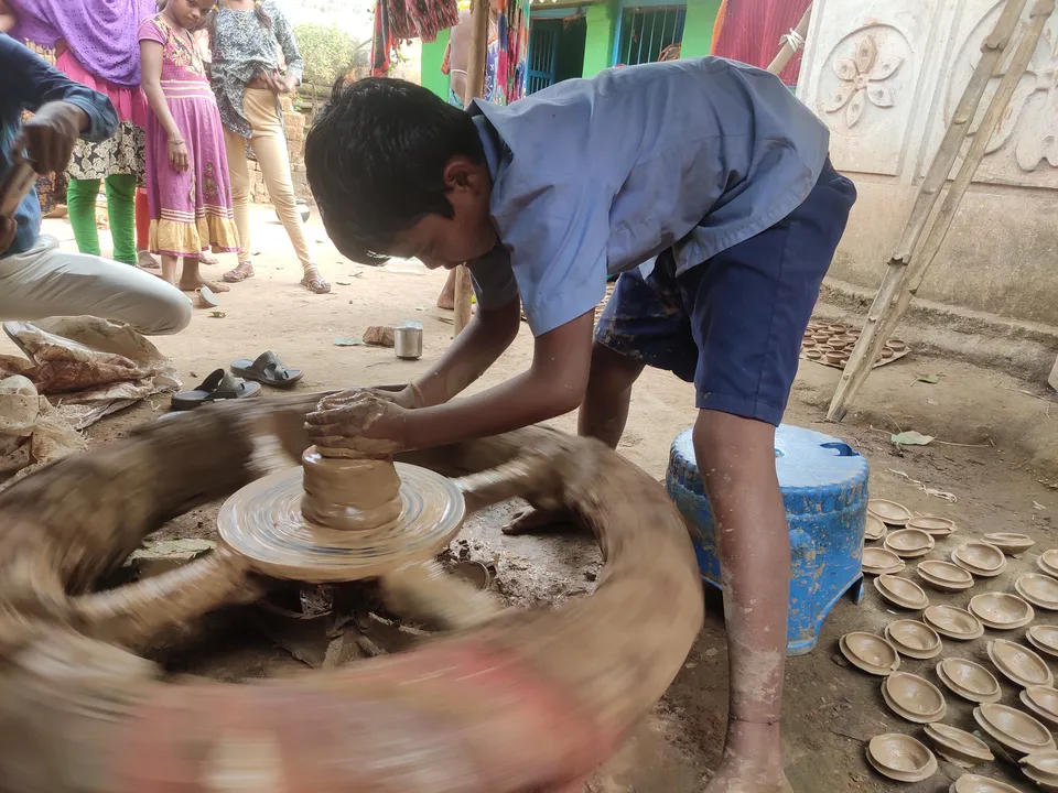  କରୋନା କଟକଣା ଆଣିଲା ନୂଆ ଆଶା : କୁମ୍ଭାରଙ୍କ ଗାଁ କୁମ୍ଭାରପୁଟ ଚଳଚଞ୍ଚଳ 