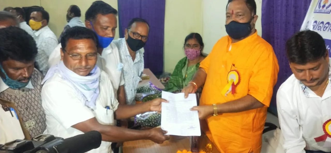  ଗ୍ରାମରକ୍ଷୀମାନଙ୍କର ଦାବି ପୂରଣ ନିମନ୍ତେ ପଦକ୍ଷେପ ନେବା ପାଇଁ ରାଜ୍ୟ ସରକାରଙ୍କୁ ଦାବିପତ୍ର ପ୍ରଦାନ କଲେ କଳାହାଣ୍ଡି ଜିଲ୍ଲା ଗ୍ରାମରକ୍ଷୀ ସଂଘ