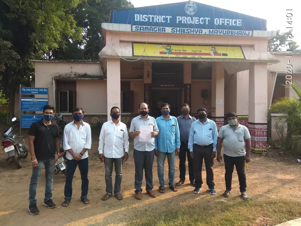  ନିୟମିତ ଦାବିରେ କନିଷ୍ଠ ଶିକ୍ଷକଙ୍କ ପକ୍ଷରୁ ଜିଲ୍ଲା ଶିକ୍ଷାଧିକାରୀଙ୍କୁ ଦାବିପତ୍ର ପ୍ରଦାନ