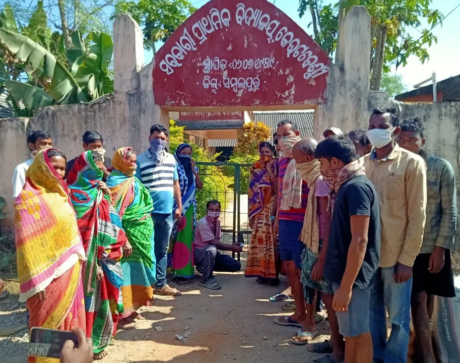  ନାକଟିଦେଉଳ: ସ୍କୁଲ୍ ମିଶ୍ରଣକୁ ବିରୋଧ କରି ଗେଟ୍‌ରେ ତାଲା ପକାଇଲେ ଗ୍ରାମବାସୀ 