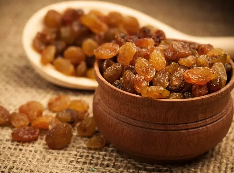  କେବଳ ସ୍ବାଦ ପାଇଁ ନୁହେଁ, ସ୍ବାସ୍ଥ୍ୟ ପାଇଁ ବି ଖାଆନ୍ତୁ କିସ୍‌ମିସ୍‌; ଦୂରେଇ ଯିବ ଅନେକ ଶାରୀରିକ ସମସ୍ୟା