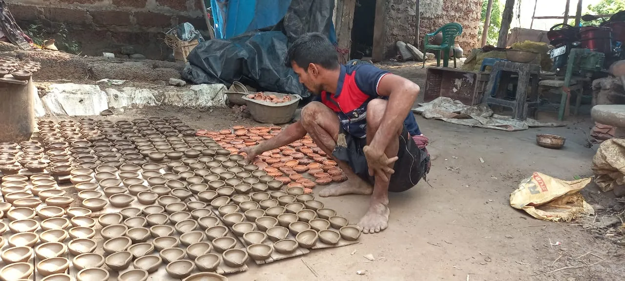  ଆସିଲାଣି ଦୀପାବଳୀ , ଖୋଜା ପଡ଼ିଲାଣି ମାଟି ଦୀପ