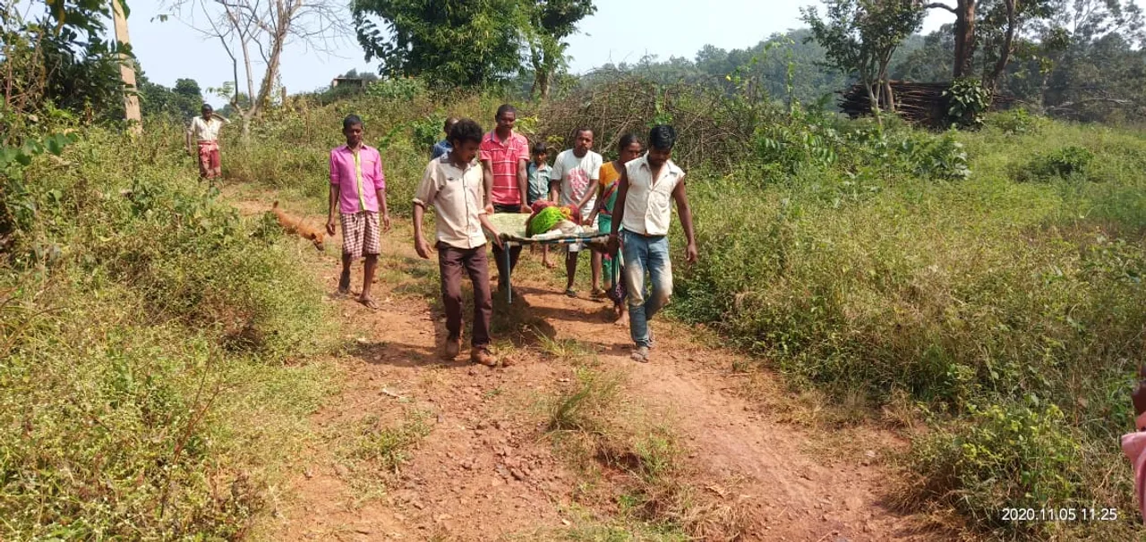  ଖଣି ଅଞ୍ଚଳରେ ବିକାଶର ନଗ୍ନ ଛବି, ଆମ୍ବୁଲାନ୍ସ ପାଇଁ ନାହିଁ ଗାଁକୁ ବାଟ, ନଈ ପାର କରି ଖଟିଆରେ ଆଣିଲେ ବୃଦ୍ଧାରୋଗୀଙ୍କୁ