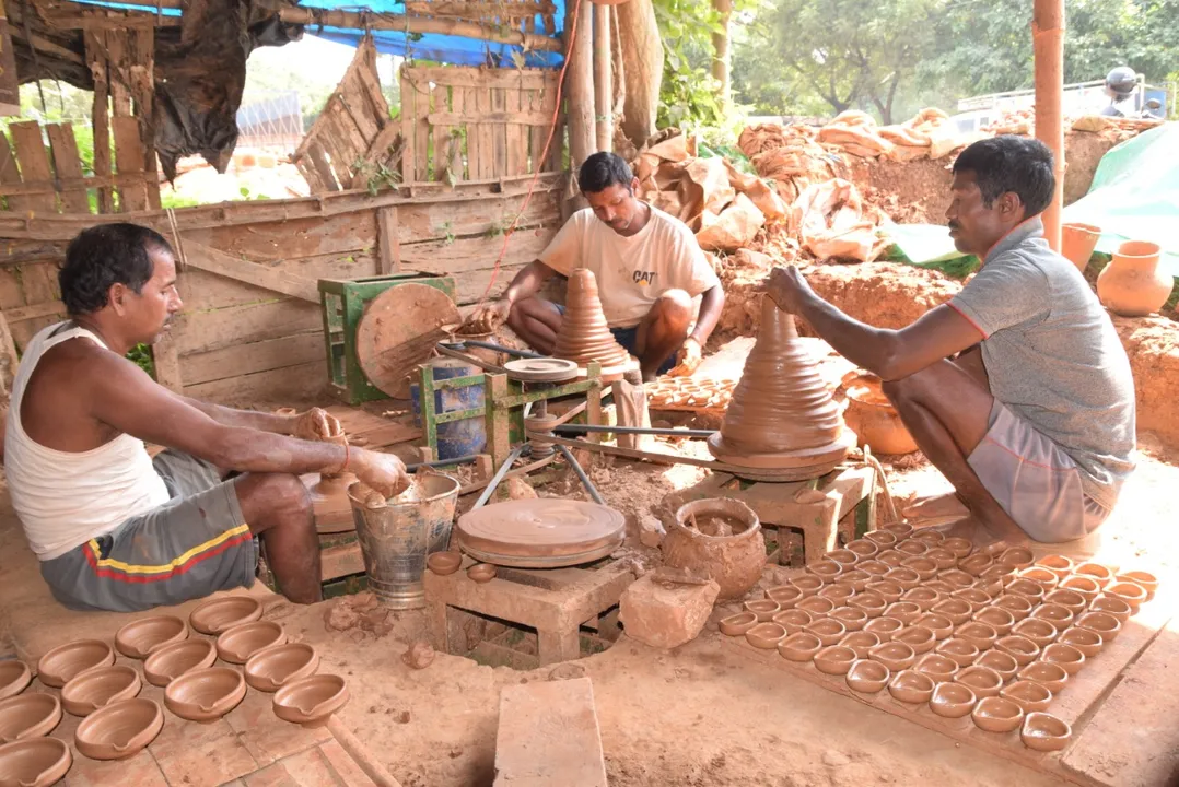  ସପ୍ତାହକ ପରେ ଦୀପାବଳି; ଆଶା ଓ ଆଶଙ୍କାରେ କୁମ୍ଭକାର ପରିବାର