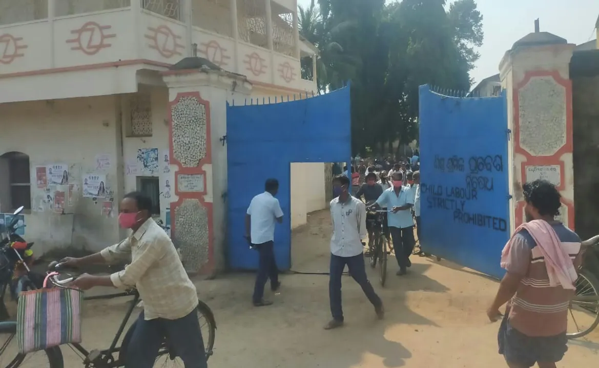  ସୁତୁଲି ଚୋରିକୁ ନେଇ ଝୋଟ କାରଖାନାରେ ଉତ୍ତେଜନା: ଦୁଇ ଗୋଷ୍ଠୀ ମଧ୍ୟରେ ସଂଘର୍ଷ; ୪ ଆହତ, ଜଣେ ଗିରଫ
