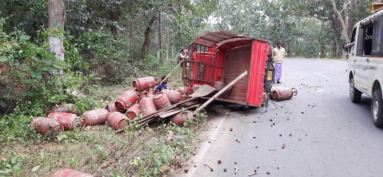  ଗୋଡ଼ଭଙ୍ଗା ଘାଟିରେ ଓଲଟିଲା ଗ୍ୟାସ୍‌ ବୋଝେଇ ଅଟୋ