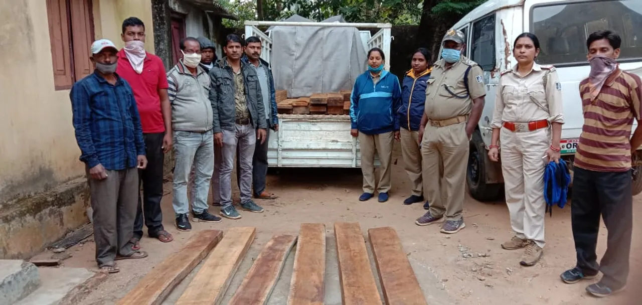  ୪୦ଖଣ୍ଡ ପିଆଶାଳ ପଟା ସହ ମହିନ୍ଦ୍ରା ଭ୍ୟାନ୍ ଜବତ