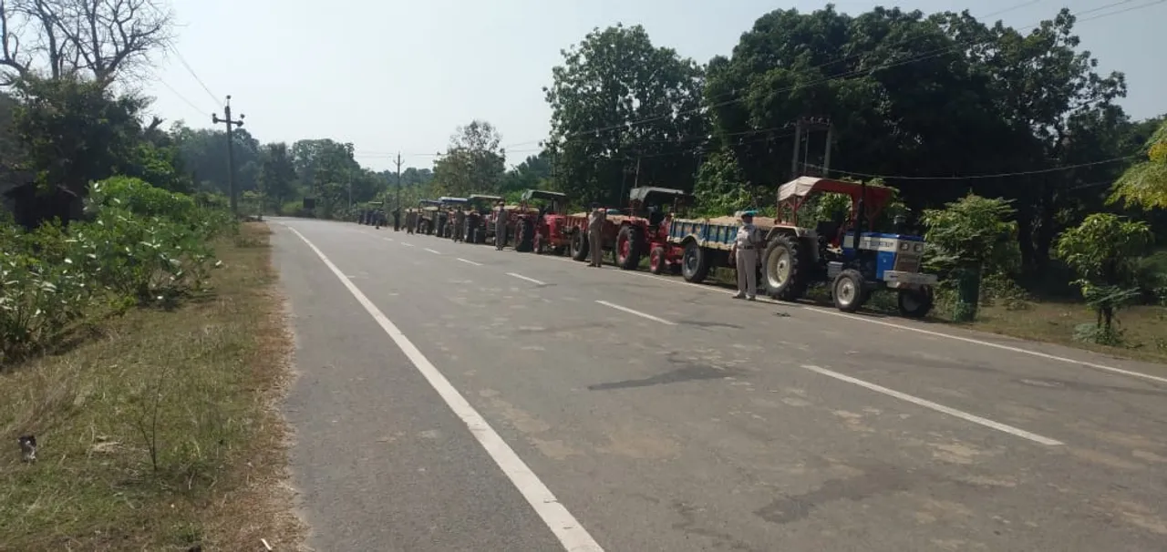  ବାଲି-ମୋରମ ଚୋରା ଚାଲାଣ: ୧୧ ଗାଡ଼ି ଚାଳକ ଗିରଫ, ଜେସିବି ଓ ୧୦ ଟ୍ରାକ୍ଟର ଜବତ 