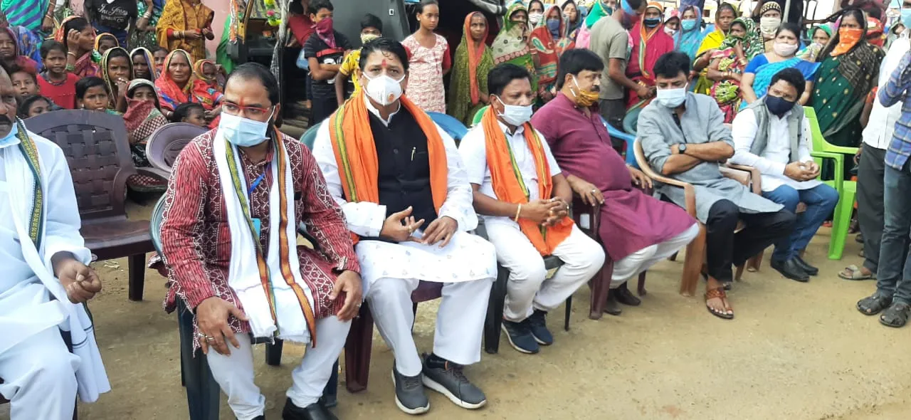  ଯଦୁପୁର ପାଲଟିଲା ମିନି ବିଧାନସଭା: ପୁଲିସ ଛାଉଣି ସହ ଦାମୀ କାରରେ ଭର୍ତ୍ତି ହେଲା ଗାଁ ଦାଣ୍ଡ