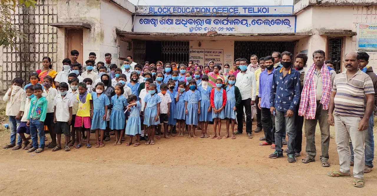  ତେଲକୋଇ ବିଇଓଙ୍କ କାର୍ଯ୍ୟାଳୟ ଆଗରେ ଛାତ୍ରଛାତ୍ରୀଙ୍କ ବିକ୍ଷୋଭ