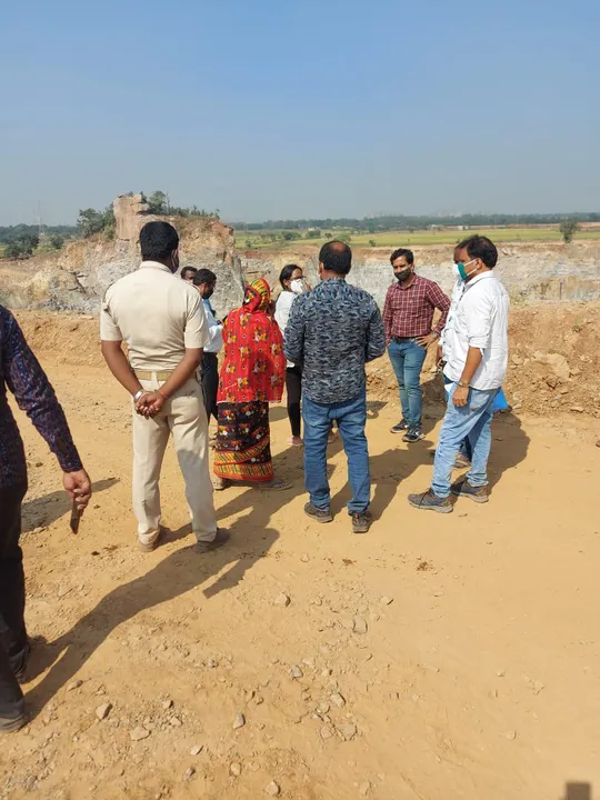  ହାଇକୋର୍ଟଙ୍କ ନିର୍ଦେଶ କ୍ରମେ ଗଙ୍ଗେଇ ଡ଼ୁବୁରୀ କଳାପଥର ପାହାଡ଼ରେ ପହଞ୍ଚିଲା ଜିଲ୍ଲା ପ୍ରଶାସନର  ୩ ଜଣିଆ ଟିମ