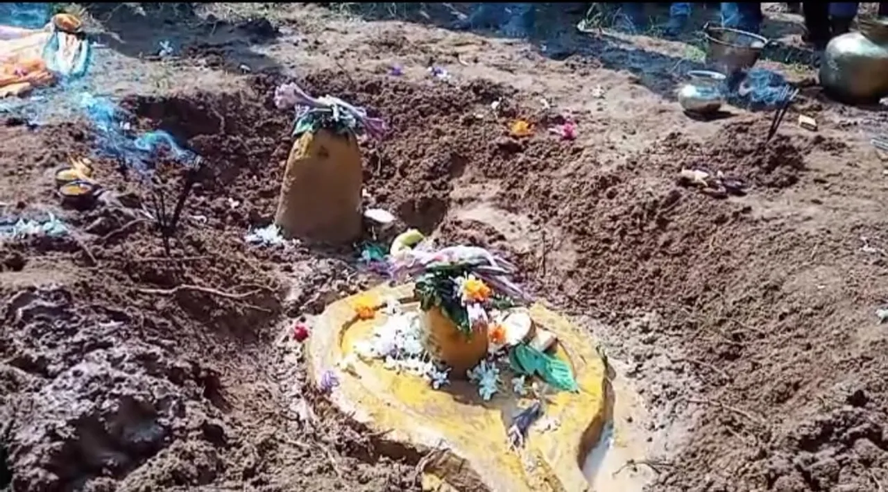  ପବିତ୍ର କାର୍ତ୍ତିକ ମାସର ସୋମବାରରେ ମାଟି ଖୋଳୁ ଖୋଳୁ ବାହାରିଲେ ଶିବଲିଙ୍ଗ