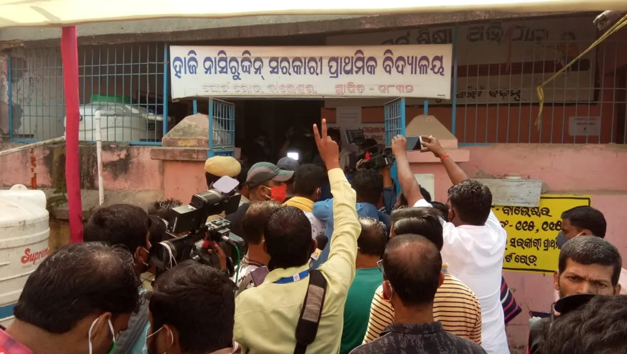  ବାଲେଶ୍ୱର: ପୁଲିଂ ବୁଥରେ କୋଭିଡ ମୁକାବିଲା ଏମିତି!
