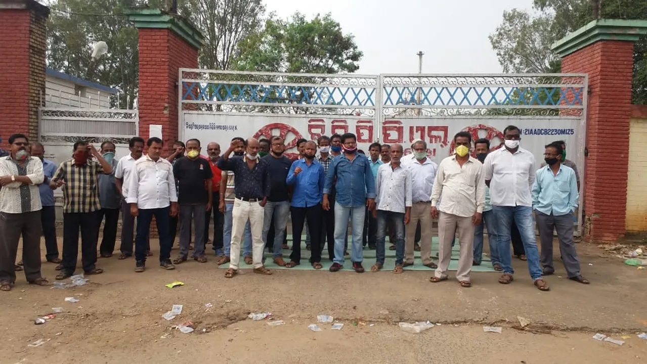  ୨ୟ ଦିନରେ ବିଲ୍‌ଟ ପେପର ମିଲରେ ଧାରଣା: ଆନ୍ଦୋଳନକାରୀ କହିଲେ- ଦାବି ପୂରଣ ନହେବା ଯାଏଁ ଉଠିବୁନି