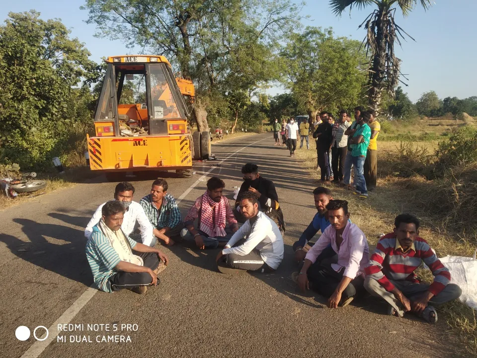  ହାଇଡ୍ରା-ବାଇକ୍‌ ମୁହାଁମୁହିଁ ଧକ୍କାରେ ୨ ମୃତ, କ୍ଷତିପୂରଣ ଦାବିରେ ପରିବାର ଲୋକଙ୍କ ରାସ୍ତାରୋକ