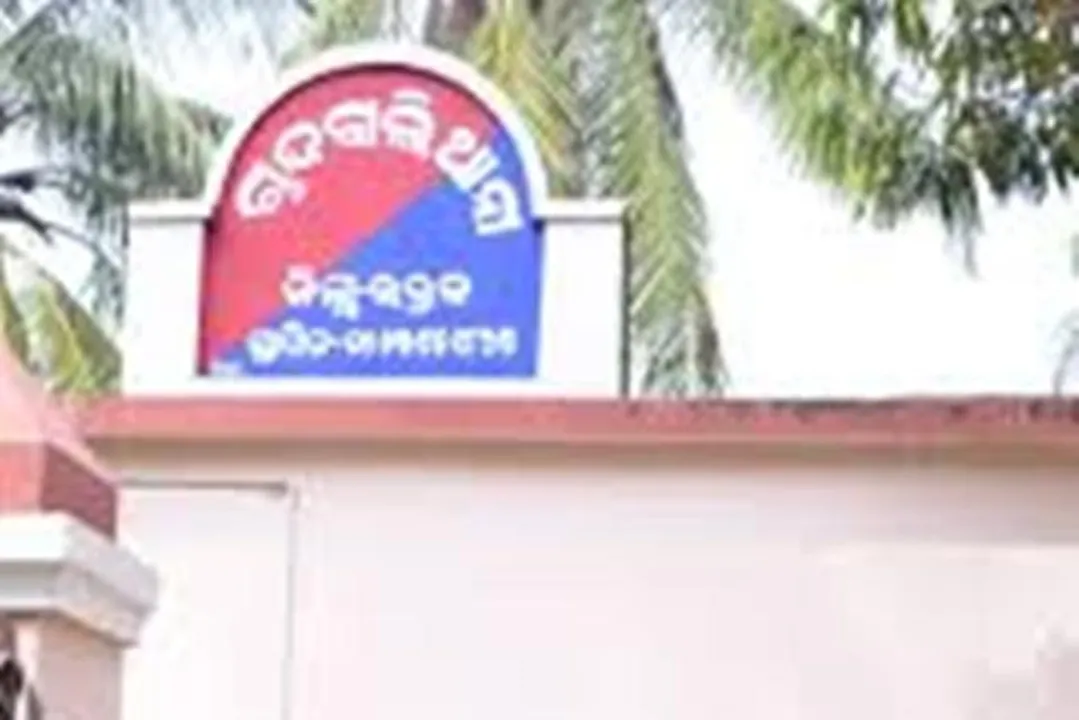  ମହିଳାଙ୍କ ବେକରୁ ହାର ଛିଣ୍ତାଇ ଫେରାର ହୋଇଯାଉଥିବା ଦୁଇ ଲୁଟେରାଙ୍କୁ କାବୁ କରିଲେ ଯୁବକ