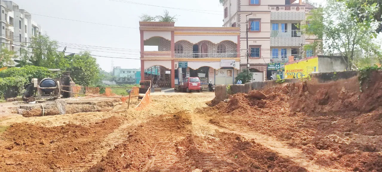  ସ୍ୱେ‌ରେଜ୍‌ ପାଇଁ ରାସ୍ତା ଖୋଳିଦେଲେ, ବାହାରି ପାରୁ ନାହାନ୍ତି ୧୫ ପରିବାର