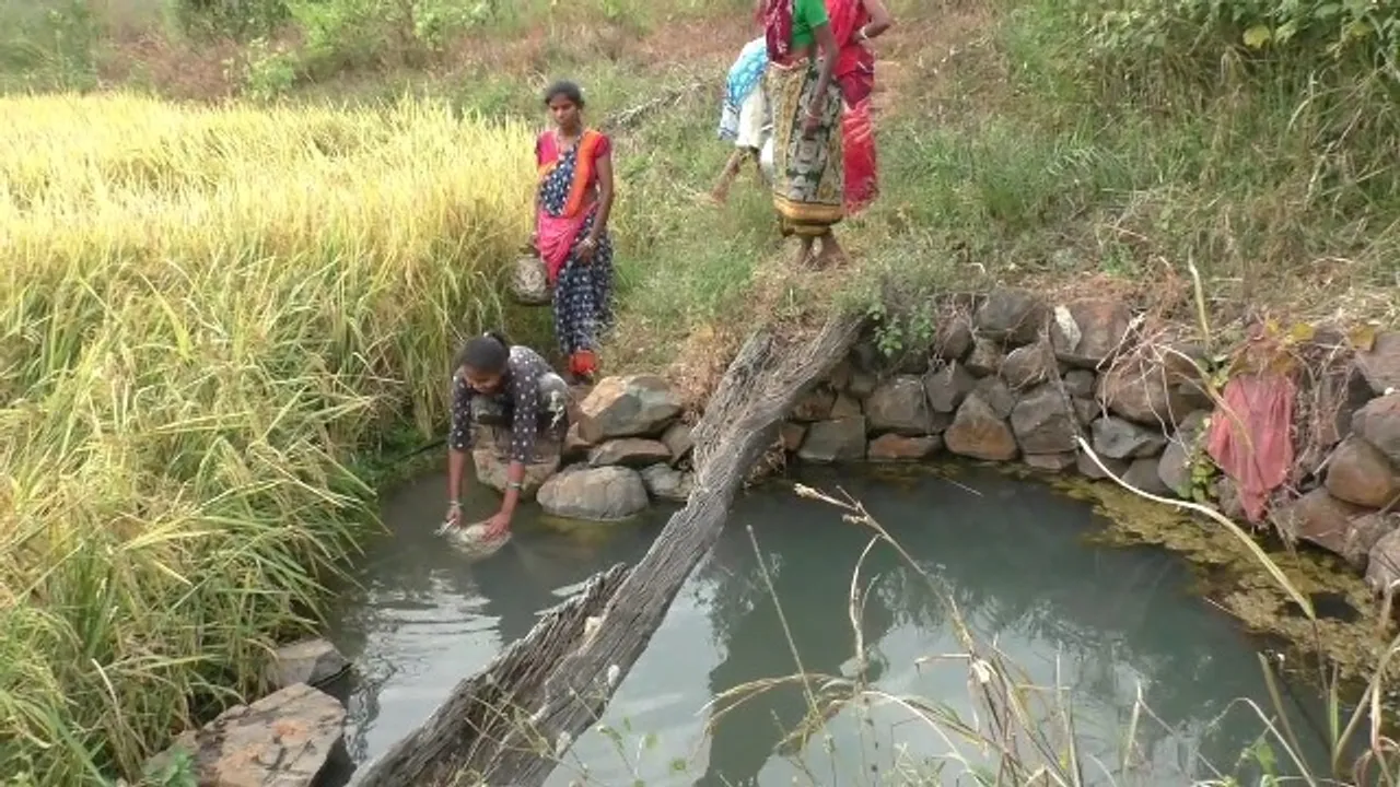  ଦେବଗଡ଼: ଏବେ ବି ମୌଳିକ ସୁବିଧାରୁ ବଞ୍ଚିତ ଚନ୍ଦନଖୁଣ୍ଟି, ଶୋଷ ମେଣ୍ଟାଉଛି ଚୁଆ ପାଣି