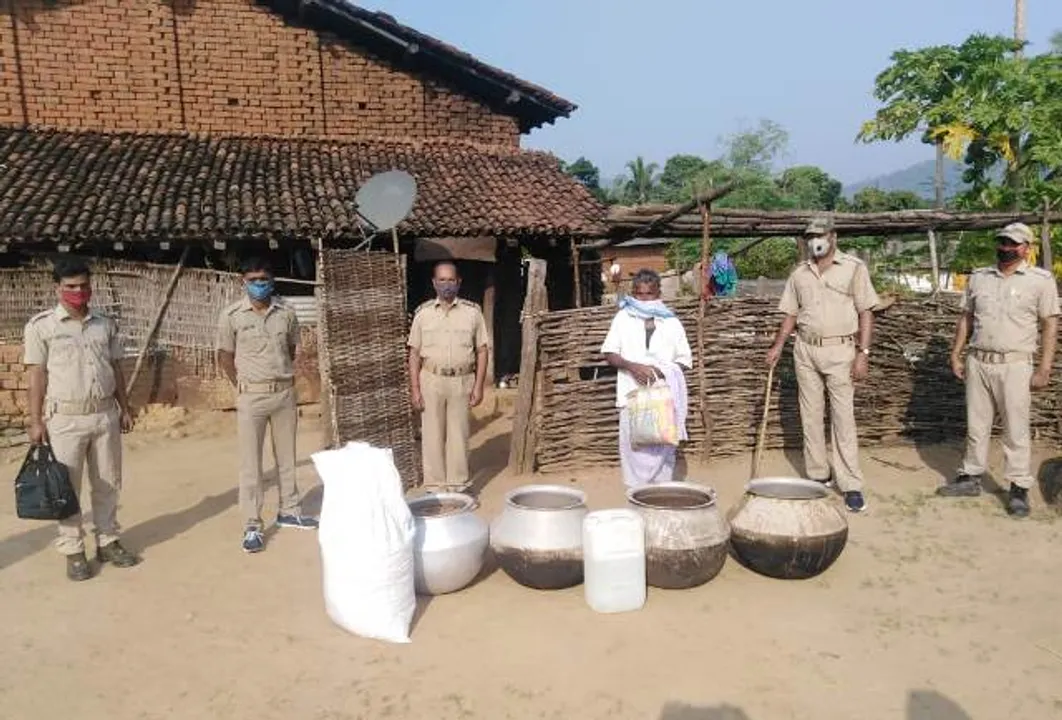  ଦେବଗଡ଼ : ମହୁଲି ମଦ ଓ ପୋଚ ଜବତ, ୪ ଗିରଫ