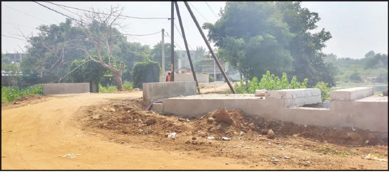  ଡ୍ରେନ୍‌ ନିର୍ମାଣ କରି ରାସ୍ତା ଖୋଳିଦେ‌ଲେ, ଯନ୍ତ୍ରଣା ଭୋଗୁଛନ୍ତି ଶିଶୁବିହାରବାସୀ