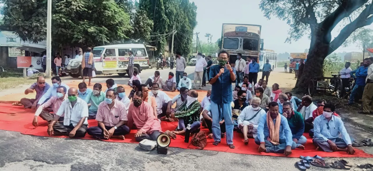  କେନ୍ଦ୍ର ସରକାରଙ୍କ କୃଷି ଆଇନକୁ ବିରୋଧ କରି ସମ୍ବଲପୁର ଜିଲ୍ଲା କୄଷକ ସଂଗଠନ ପକ୍ଷରୁ ପ୍ରତିବାଦରେ ଜାତୀୟ ରାଜପଥ ଅବରୋଧ