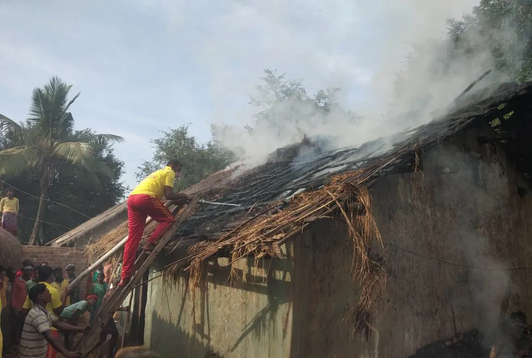  ନିଆଁ ଲାଗି ଚାରି ବଖରା ଘର ପୋଡି ପାଉଁଶ