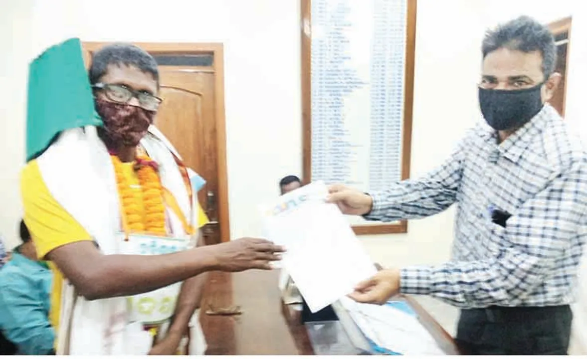  ଓଡ଼ିଶାକୁ ସ୍ବତନ୍ତ୍ର ପାହ୍ୟା ଦାବିରେ ଯୁବକଙ୍କ ପଦଯାତ୍ରା: ବାରଙ୍ଗ ବିଡିଓଙ୍କ ଜରିଆରେ ରାଷ୍ଟ୍ରପତିଙ୍କୁ ସ୍ମାରକପତ୍ର