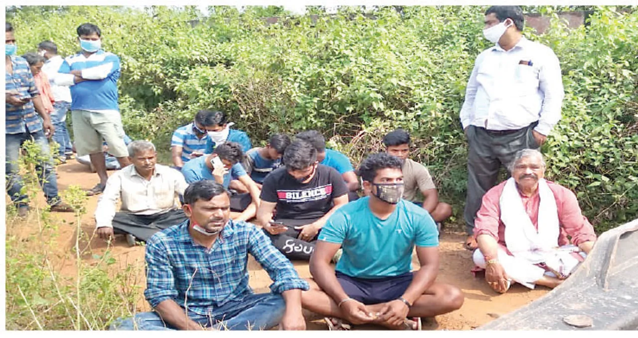  ଆଦର୍ଶ ବିଦ୍ୟାଳୟ ଜମି ଅଧିଗ୍ରହଣକୁ ଜୋର୍‌ଦାର ବିରୋଧ, ଗ୍ରାମବାସୀଙ୍କ ସହ ଧାରଣାରେ ବସିଲେ ବିଧାୟକ