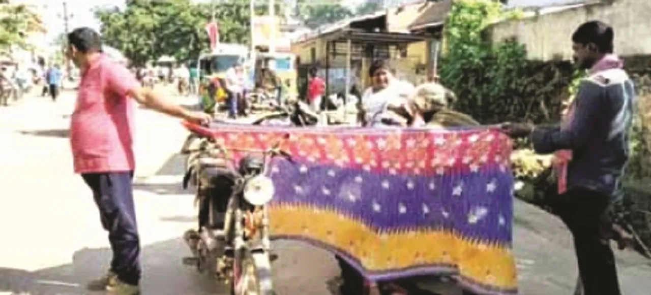  ରାସ୍ତା‌ରେ ଲୋଟିଲା ‘ମମତା’, ଶାଢ଼ି ବେଢ଼ାଇ ପ୍ରସବ