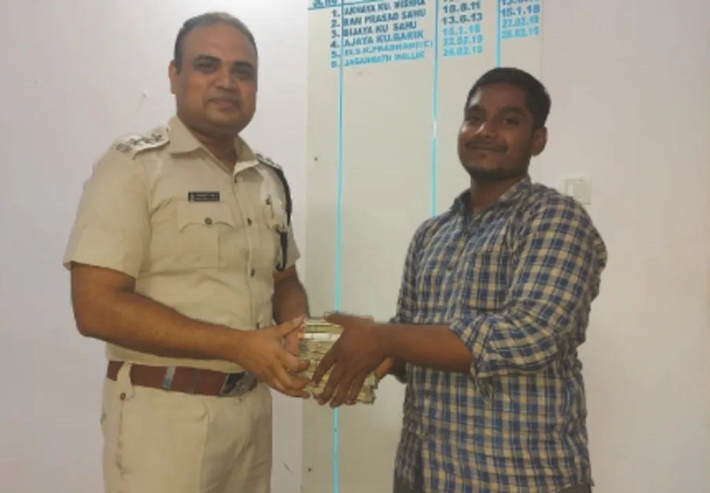 ଉଦ୍ଧାର ୬.୫ କିଲୋ ଗହଣା ମାଲିକଙ୍କୁ ହସ୍ତାନ୍ତର କଊା ପୁଲିସ୍