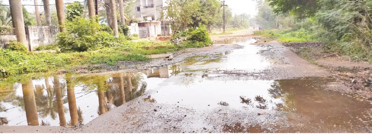  ବିଏମ୍‌ସି ୱାର୍ଡ ଅଧିକାରୀ ଶୁଣୁନାହାନ୍ତି, ରାସ୍ତା ଦେଖି ନାକ ଟେକୁଛନ୍ତି ଛାତ୍ରଛାତ୍ରୀ