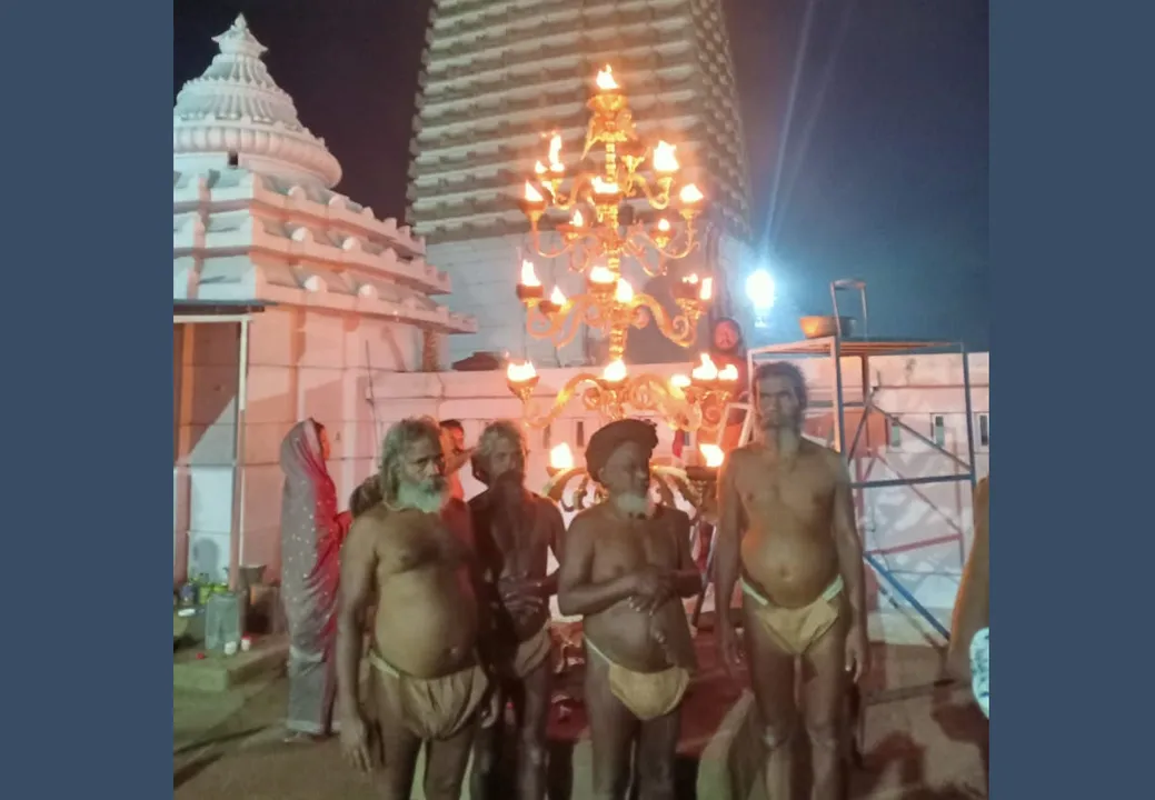  କାର୍ତ୍ତିକ ଚତୁର୍ଦ୍ଦଶୀ ଉପଲକ୍ଷେ ବିଶ୍ୱ ପ୍ରସିଦ୍ଧ ଯୋରନ୍ଦା ମହିମାଗାଦିରେ ଜଳିଲା ଝାଡ଼ (ଫଟୋ: ଆନନ୍ଦ ମହାନ୍ତି)