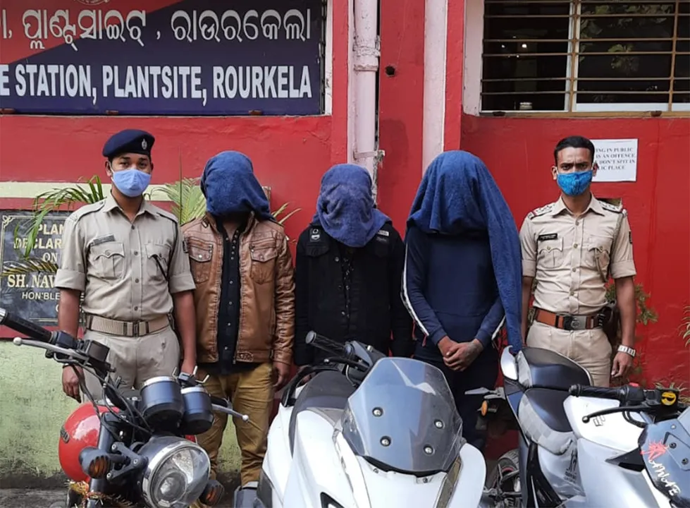  ହୋଟେଲରୁ ଟାଣି ଯୁବକଙ୍କୁ ପ୍ରାଣାନ୍ତକ ଆକ୍ରମଣ, ୩ ଯୁବକ ଗିରଫ, ୩ ମୋଟରବାଇକ୍‌ ଜବତ