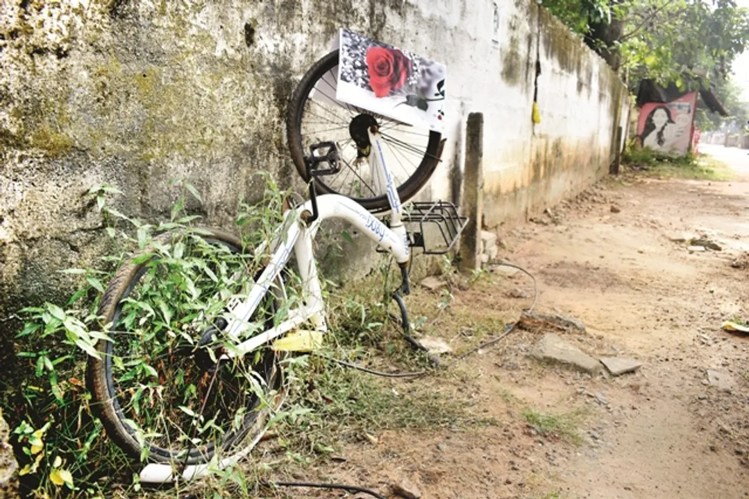  ରାସ୍ତାରେ ପଡ଼ିଛି ଭଙ୍ଗା ‘ମୋ ସାଇକେଲ୍‌’; କ୍ରୁଟ୍‌ ହାତରୁ ନେଲେ, ତଥାପି ଅବ୍ୟବସ୍ଥା