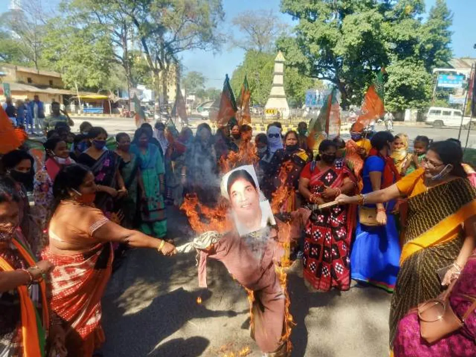  ‘ପରୀ’ ପ୍ରସଙ୍ଗକୁ ନେଇ ଗର୍ଜିଲା ସମ୍ବଲପୁର ବିଜେପି ମହିଳା ମୋର୍ଚ୍ଚା, ମନ୍ତ୍ରୀ ଅରୁଣ ସାହୁଙ୍କ କୁଶପୁତ୍ତଳିକା ଦାହ ଓ ଇସ୍ତଫା ଦାବି