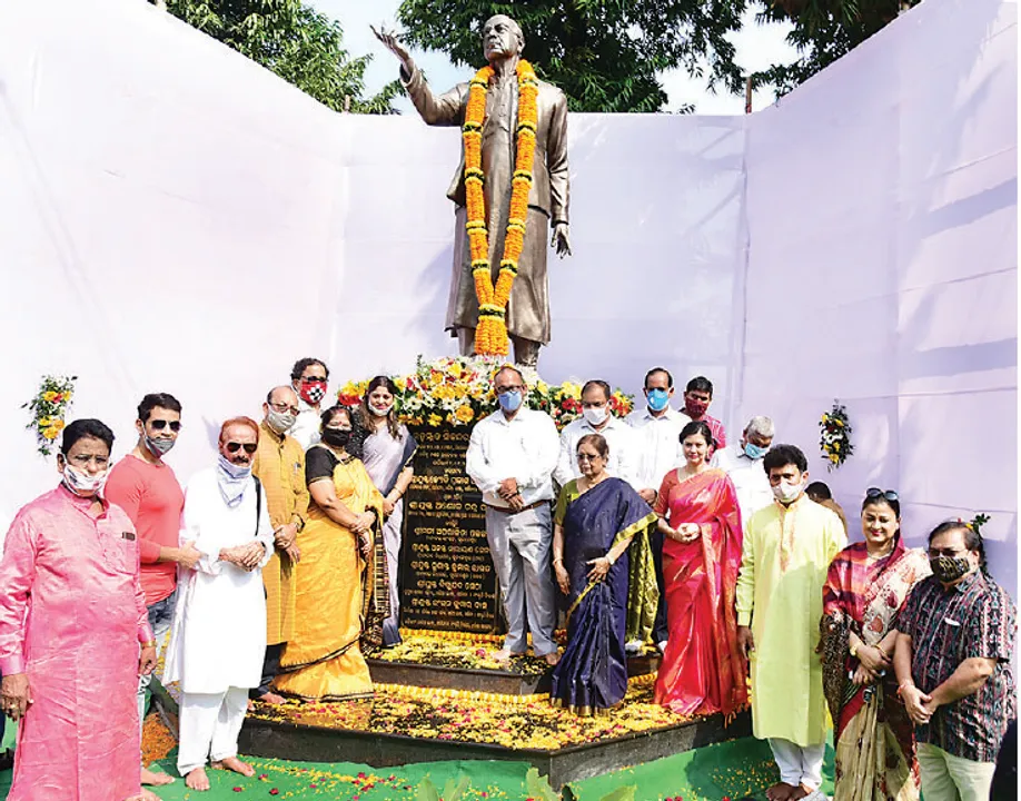  ଉନ୍ମୋଚିତ ହେଲା ସିକନ୍ଦର ଆଲମଙ୍କ ପ୍ରତିମୂର୍ତି, ପ୍ରତିମୂର୍ତିରେ ନିଆରା ସଂଯୋଗ