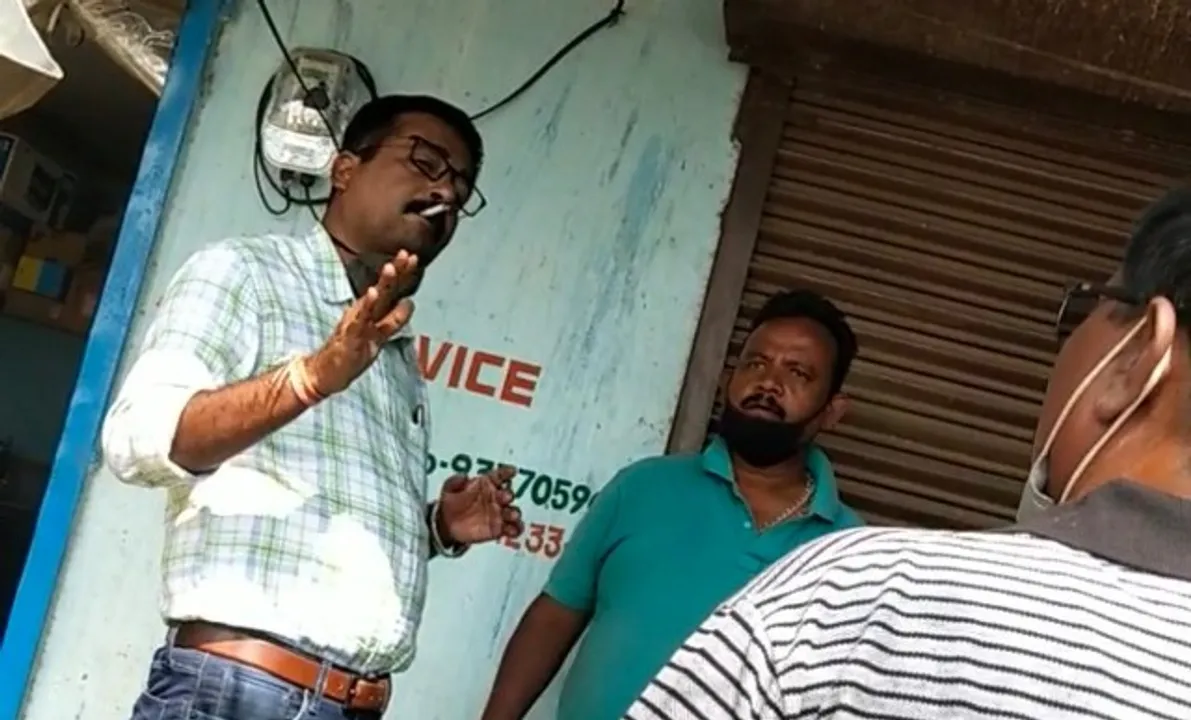  ଧୂମପାନ ନିଷେଧ ଆଇନକୁ ଫୁ : ସର୍ବସାଧାରଣ ସ୍ଥାନରେ କରୋନା କଟକଣାକୁ ଉଂଲଘନ କରି ସିଗାରେଟ ଟାଣିଲେ କନିଷ୍ଠ ଯନ୍ତ୍ରୀ